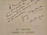 une vieille photo en noir et blanc d'un livre sur lequel on voit des inscriptions
