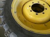 un gros plan sur une roue jaune d'un camion
