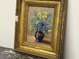 une image d'un tableau représentant un vase de fleurs sur une table