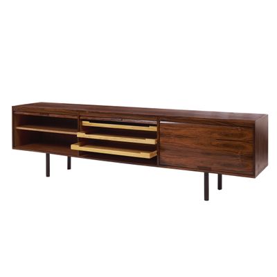 Le buffet est en bois et comporte deux étagères de chaque côté.