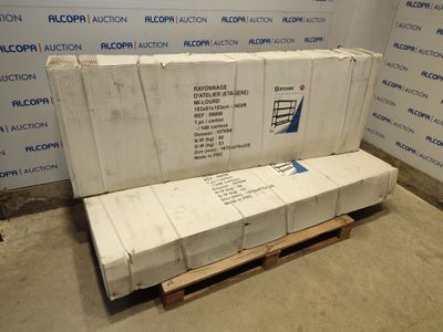 un canapé posé sur une palette dans une pièce