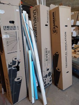 plusieurs cartons empilés les uns sur les autres dans un entrepôt