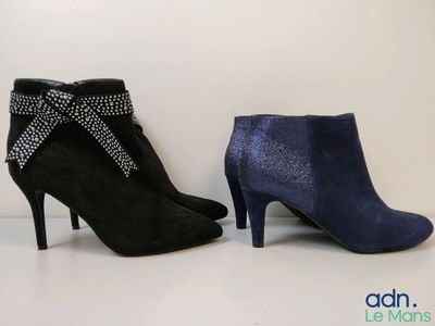 deux paires de bottes à talons hauts noires et bleues ornées d'un nœud