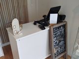 un petit bureau sur lequel est posé un téléphone, dans une pièce