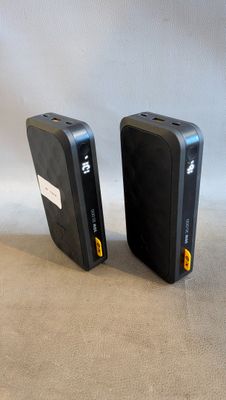deux appareils électroniques noirs posés côte à côte sur une table