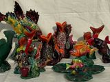 de nombreuses figurines de formes et de tailles variées disposées sur une surface blanche