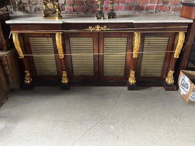 un meuble très élégant, orné de quelques décorations dorées