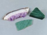 deux morceaux de savon vert et violet à côté d'un morceau de savon violet