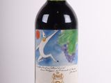 une bouteille de vin posée sur une table