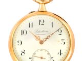 une image d'une montre de poche en gros plan sur fond blanc