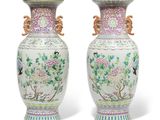 paire de vases chinois ornés d'oiseaux et de fleurs sur fond blanc