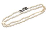 un collier de perles de culture et de diamants