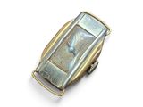 une image d'un gros plan d'une montre-bracelet sur une surface blanche