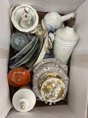 une boîte remplie d'assiettes, de tasses et de soucoupes