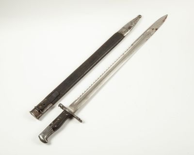 une vieille épée avec un manche en bois sur une surface blanche