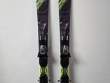 une paire de skis appuyée contre un mur dans une pièce