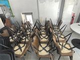 tout un tas de chaises qui sont posées au milieu d'une pièce