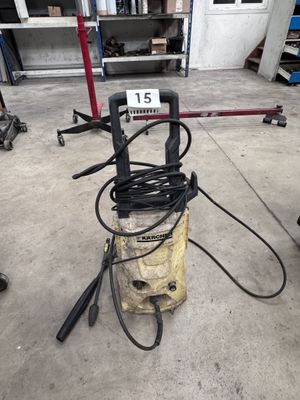 une photo d'un compresseur dans un garage