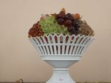 un bol blanc contenant des raisins, posé sur une table