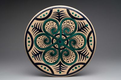 une photo d'une assiette décorative ornée d'un motif