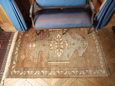 une chaise bleue et un tapis marron dans une pièce
