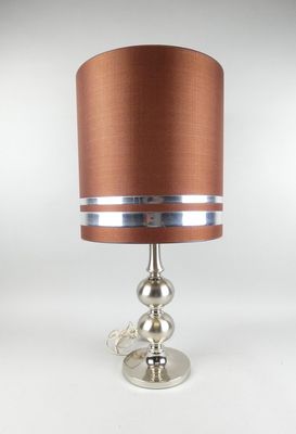 une photo d'une lampe de table surmontée d'un abat-jour marron