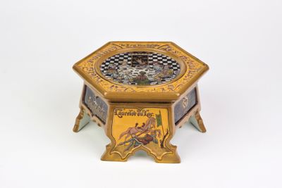 une petite boîte en bois sur laquelle est représentée une image