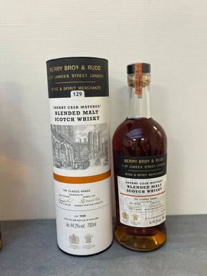 deux bouteilles de whisky posées sur un plan de travail, à côté d'une bouteille de liqueur