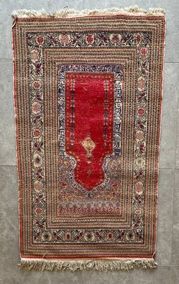 un tapis oriental accroché au mur d'une pièce