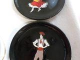 trois assiettes aux motifs différents posées sur une table