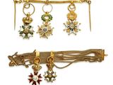 trois bracelets et broches plaqués or, ornés de croix et d'étoiles