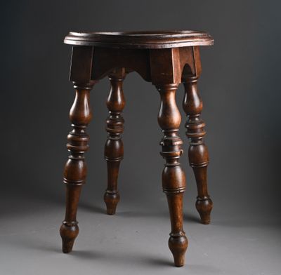 un vieux tabouret en bois aux pieds tournés et doté d'un assise en bois