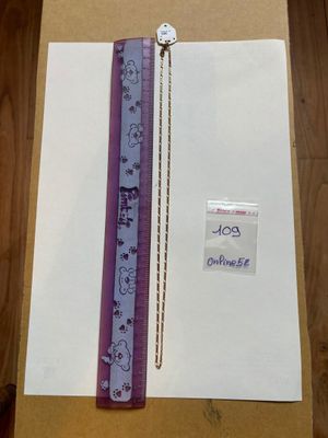 une feuille de papier sur laquelle sont dessinés une règle et une montre