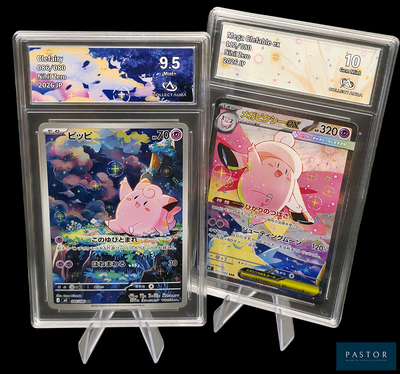 deux cartes à collectionner Pokémon dans des pochettes en plastique, sur fond noir