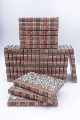 plusieurs livres empilés sur une surface blanche