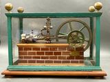 une maquette d'une machine à vapeur exposée dans une vitrine