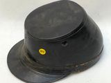 un chapeau noir sur lequel est collé un autocollant jaune