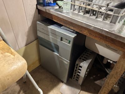 un lave-linge et un sèche-linge dans le coin d'une pièce