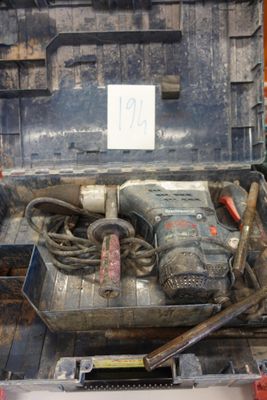 une boîte à outils avec des outils à l'intérieur sur le sol
