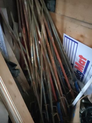 un tas d'outils dans une boîte posée par terre