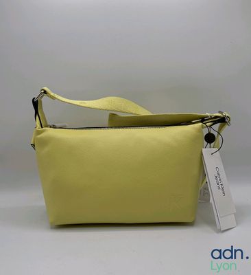 un gros plan d'un sac à main jaune muni d'une étiquette