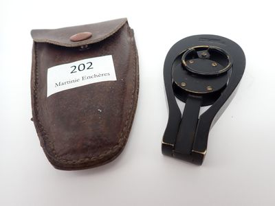 un étui en cuir contenant un objet en métal