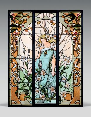 une image représentant un vitrail avec une femme en robe bleue