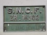 une affiche accrochée au mur sur laquelle on peut lire « SNCF ZR 15602 »