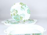 deux assiettes et un bol posés sur une table