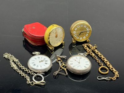 de nombreux modèles différents de montres de poche posés sur une table
