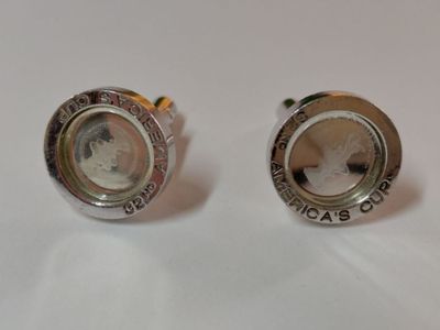 deux bracelets rigides en argent avec une pièce au milieu