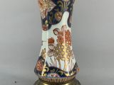 un vase posé sur un support sur une table