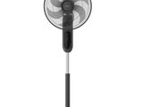 une image d'un ventilateur noir sur un support sur un fond blanc