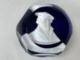 une sculpture en verre représentant un homme coiffé d'un chapeau